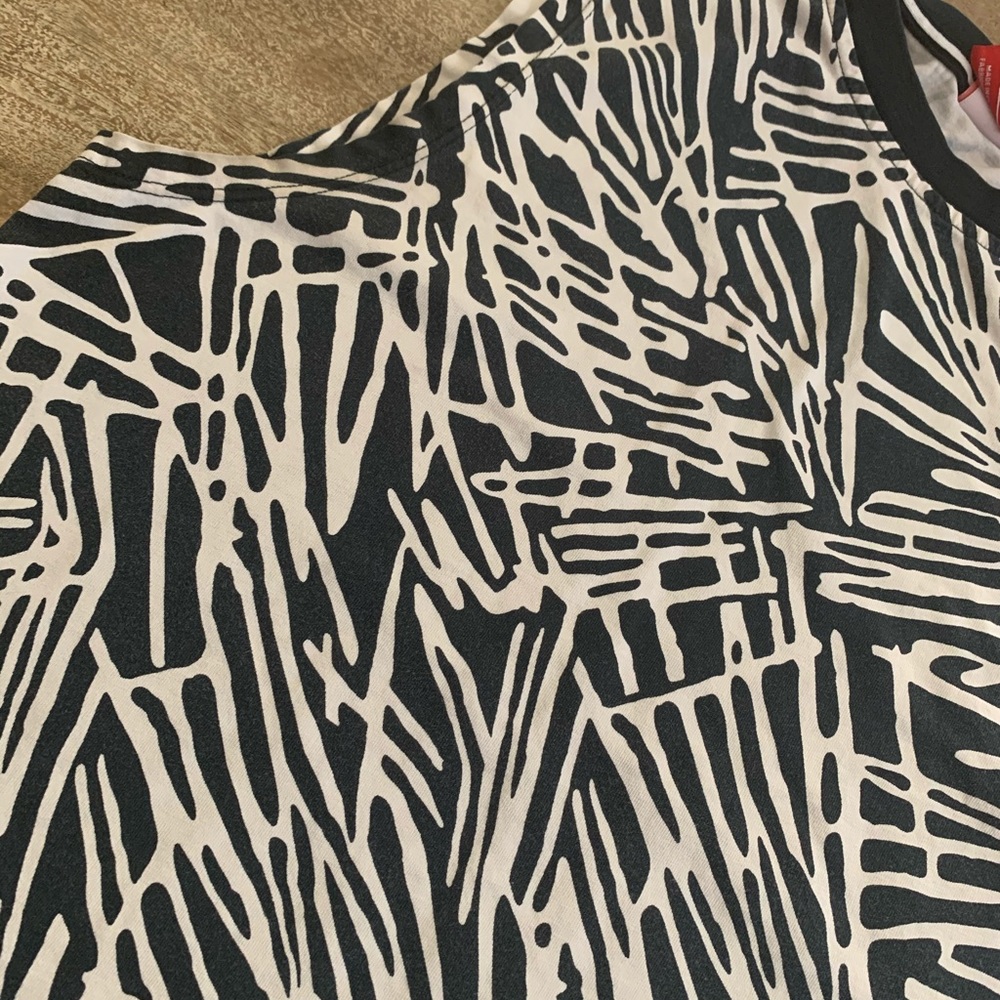 Women’s Nike Shirt - Picture 3 of 6